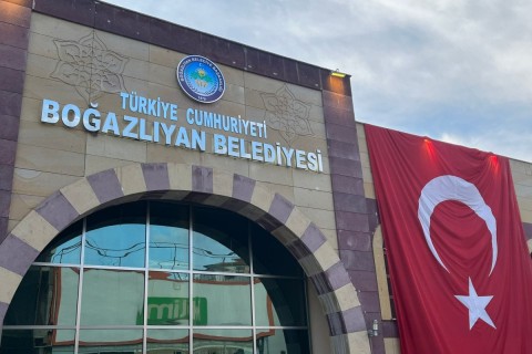 Başkan Coşar, Belediye Binamızın Girişinde Yer Alan Tabelaya Türkiye Cumhuriyeti'ni Ekletti