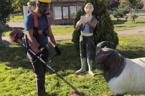 İlçemiz genelinde park ve yeşil alanlarda peyzaj düzenleme ve bakım çalışmalarımızı sürdürüyoruz.